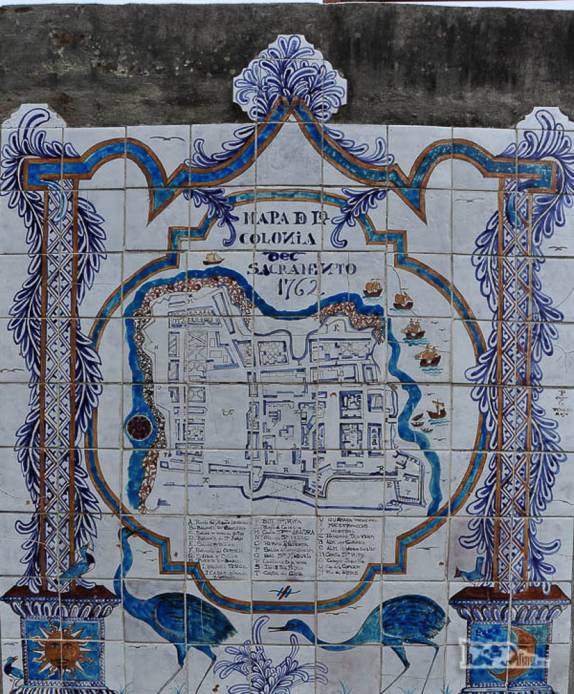 Em ladrilhos portugueses, o mapa da antiga Colonia del Sacramento, no sul do Uruguai